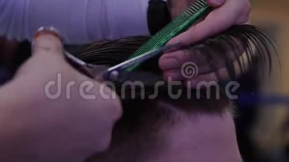 理发师做了一个时尚的发型和造型女理发师在沙龙里给她的男顾客烘干头发模型视频的预览图