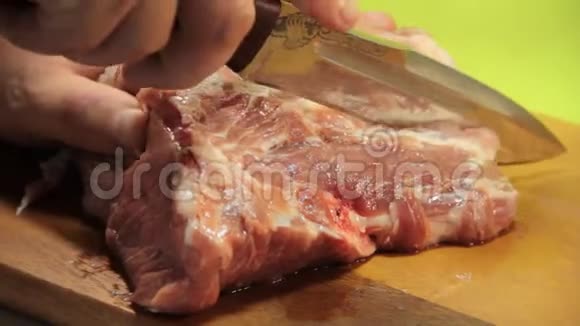 切生肉晚餐的男人的手视频的预览图