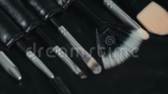 设置化妆刷在白色背景上拍摄宏观专业贴身行李艺术家视频的预览图