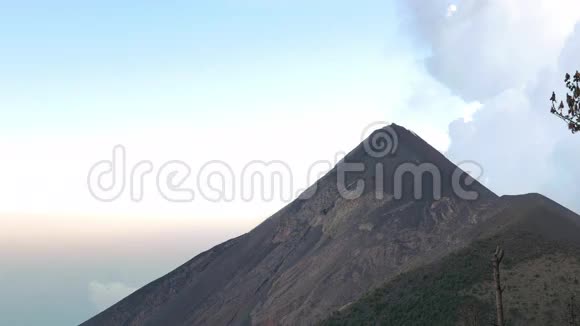 岩浆和熔岩冲出火山视频的预览图