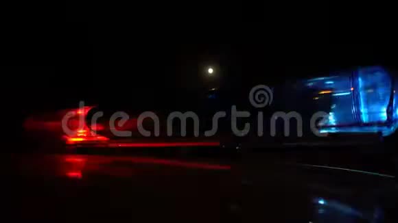 警方蓝红灯闪烁旋转视频的预览图