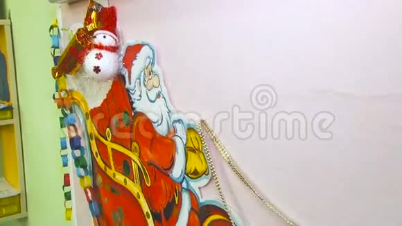 在雪橇上画圣诞老人和驯鹿视频的预览图