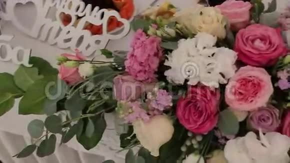 结婚的玫瑰花束婚礼当天新娘花束不同的花束美丽的粉红色和视频的预览图