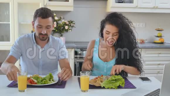 夫妻俩在厨房吃早餐视频的预览图