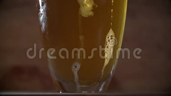 泡沫啤酒倒入玻璃杯中视频的预览图