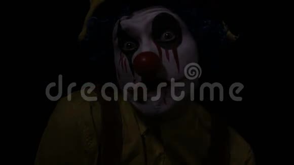 可怕的小丑做可怕的脸特写镜头视频的预览图