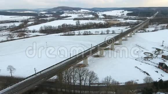 铁路穿过冬天的乡村视频的预览图