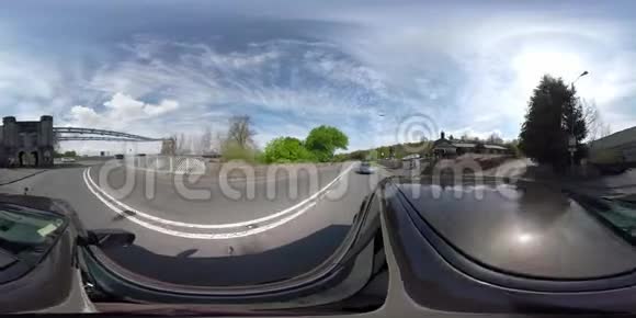 驶过北威尔士的梅奈大桥驶向英国安格尔西视频的预览图