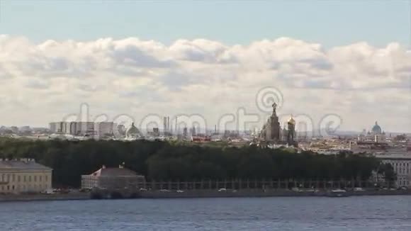 圣以萨克大教堂景色涅瓦河和圣艾萨克圣雷德堡大教堂的景色海滨运河视频的预览图