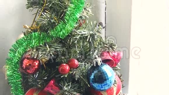 美丽喜庆的圣诞杉树室内有玩具的人造圣诞树视频的预览图