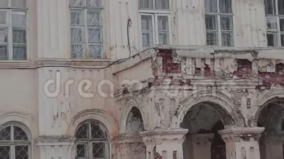 城市中一座废弃建筑的破旧门面视频的预览图