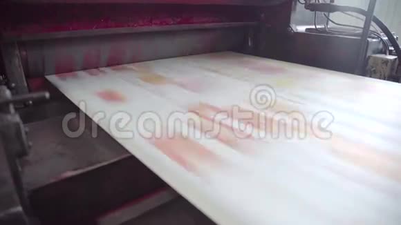印刷机器上印刷的红色在工厂制作报纸视频的预览图