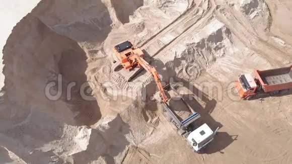 采石场作业挖掘机和自卸汽车空中射击视频的预览图