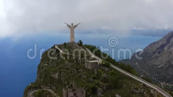 在意大利马拉塔镇欣赏青山和雕像视频的预览图