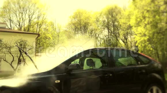 在高压喷水的隔间里洗车挡风玻璃的人视频的预览图