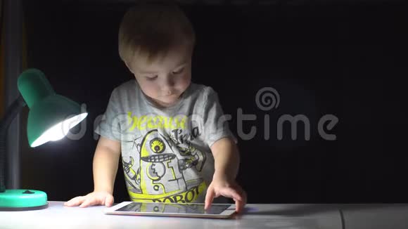 可爱的小男孩使用数字平板电脑视频的预览图