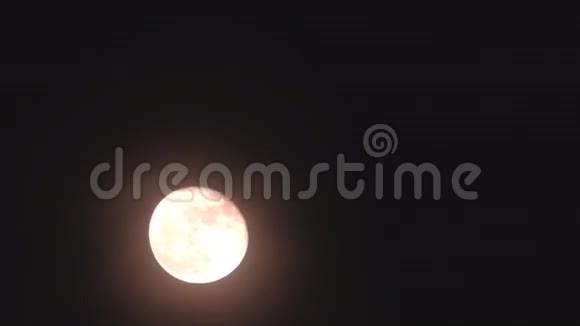 时光流逝伦敦之夜美丽的红月在天空中视频的预览图