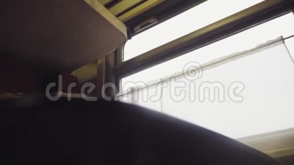 概念教练火车旅程旅行移动列车铁路底部的窗户和桌子的生活方式可见的部分视频的预览图