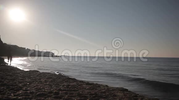日出时在海滩上奔跑的人视频的预览图