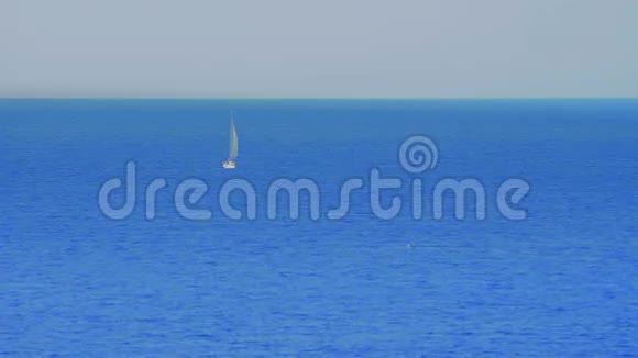 开着蓝海驶向地平线的帆船视频的预览图