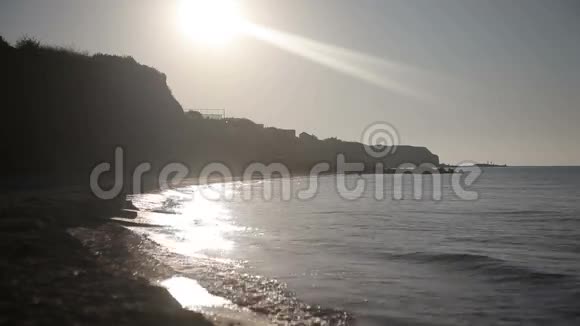 日出时在海滩上奔跑的人视频的预览图