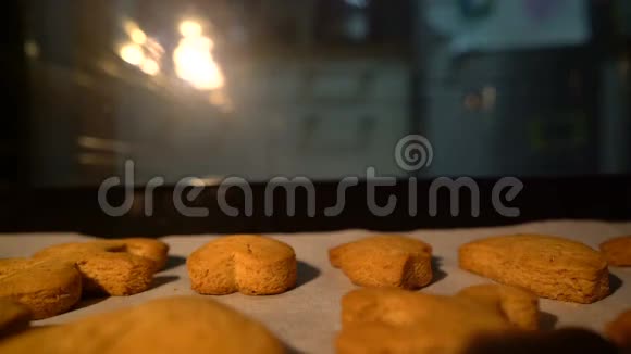 男人从烤箱里拿出姜饼干视频的预览图