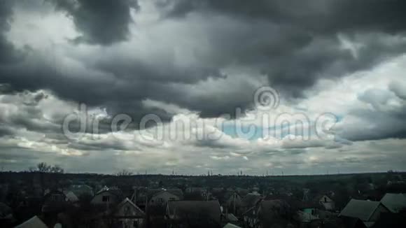 天空中的风暴云正在城市的房屋上空移动时间流逝视频的预览图