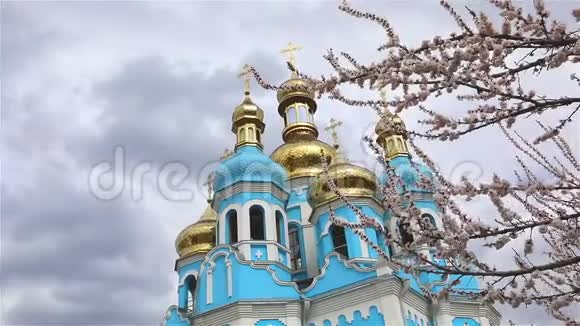 东正教寺庙寺庙上方的云彩金色的圆顶时间推移外部从下面的视图通过视图视频的预览图