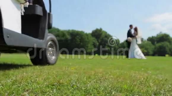 新婚快乐在高尔夫球场接吻视频的预览图