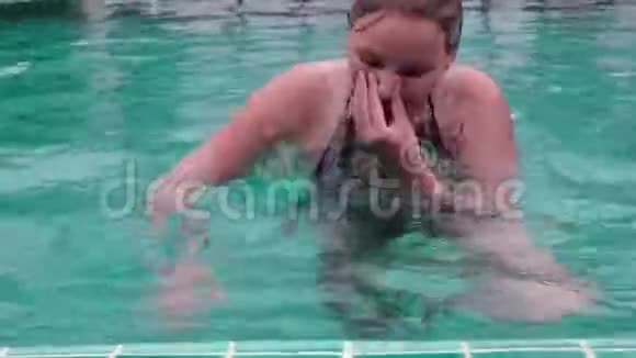 可爱的少女在酒店游泳池嬉笑嬉戏视频的预览图