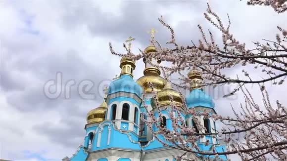 东正教寺庙寺庙上方的云彩金色的圆顶时间推移外部从下面的视图通过视图视频的预览图