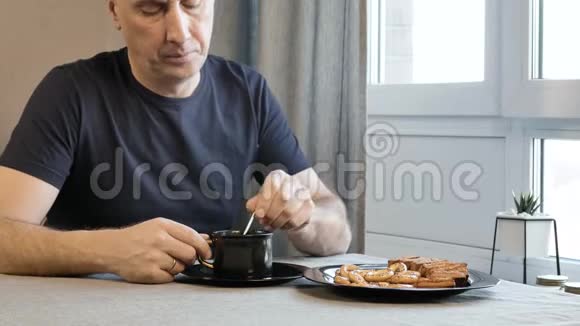 男人早上在家里的厨房里喝咖啡视频的预览图