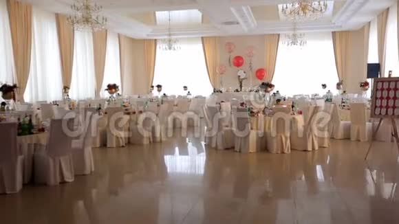 婚礼大厅的内部装饰为客人准备婚礼概念的内部视频的预览图