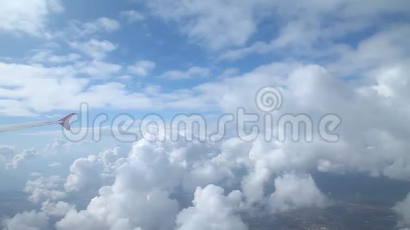 飞机在云层上方飞行的机翼视频的预览图