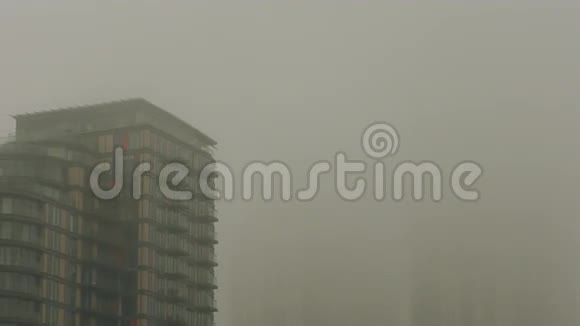 河岸上的摩天大楼布满了雾视频的预览图