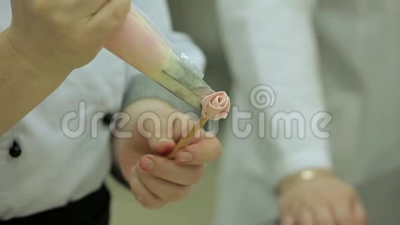 草莓葡萄和猕猴桃蛋糕的奶油花是由厨师做的视频的预览图