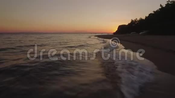 日落时乘船飞越海滩和大海希腊特里科佛海滩视频的预览图