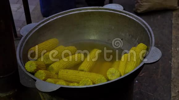 街头美食用开水煮玉米甜玉米制剂视频的预览图