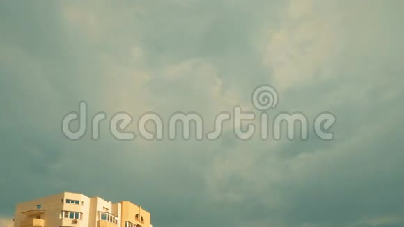 云飞过顶层公寓大楼视频的预览图