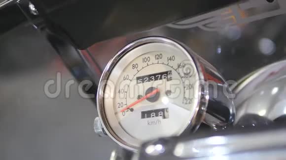 摩托车测速仪的特写视频的预览图