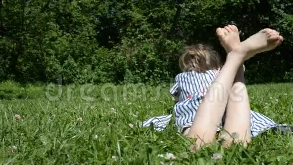 躺在绿草上的小女孩视频的预览图