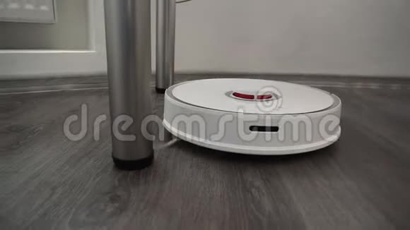 智能机器人吸尘器清洁层压板地板视频的预览图