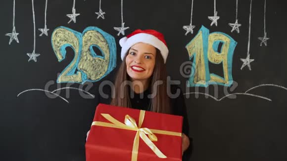 女孩收到新年礼物题字是2019年视频的预览图
