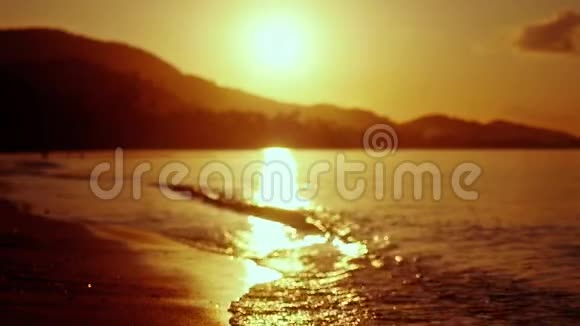 令人惊叹的热带金色日落在海上缓慢的运动与波克灯1920x1080视频的预览图