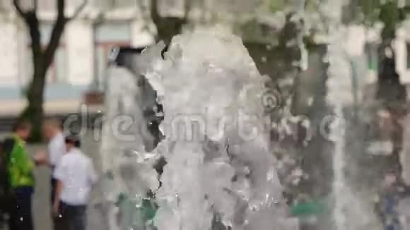 在公园里散步的人放焦镜头前有慢镜头喷泉视频的预览图