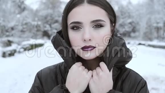 一个穿着冬季夹克的年轻女子的肖像特写视频的预览图