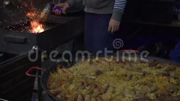 街头美食男人做饭烤美味的烤肠视频的预览图