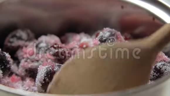 把樱桃和糖混在一起做芝士蛋糕视频的预览图
