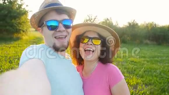 一对年轻夫妇在阳光明媚的日子自拍视频的预览图