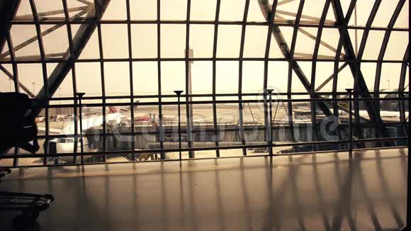 机场旅客的剪影视频的预览图